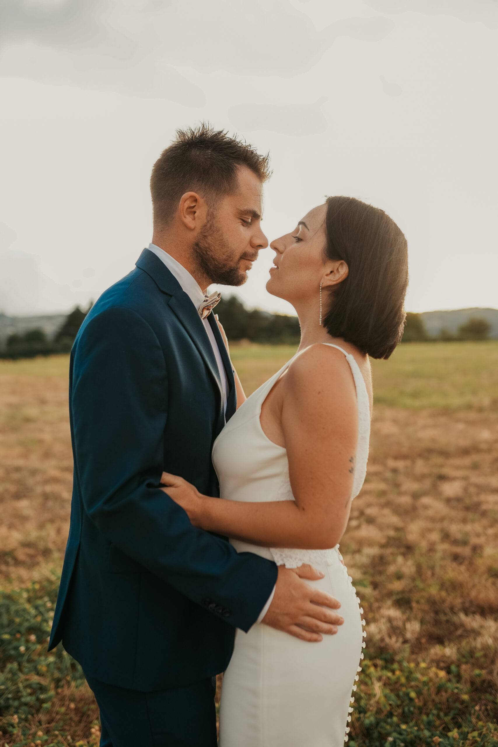 Mariage Jeunes mariés au coucher du soleil