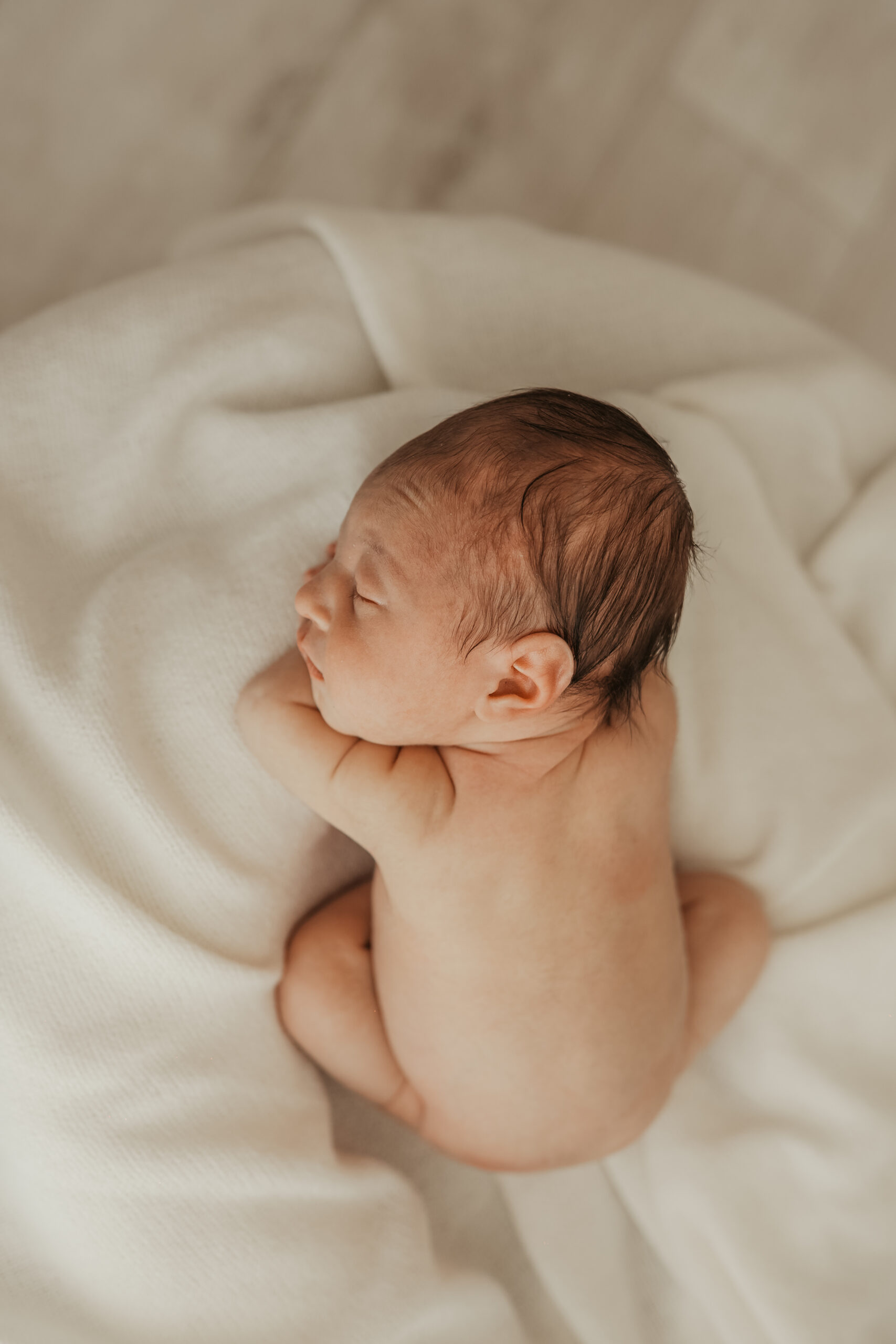 Naissance Nouveau né dans la douceur peau nue