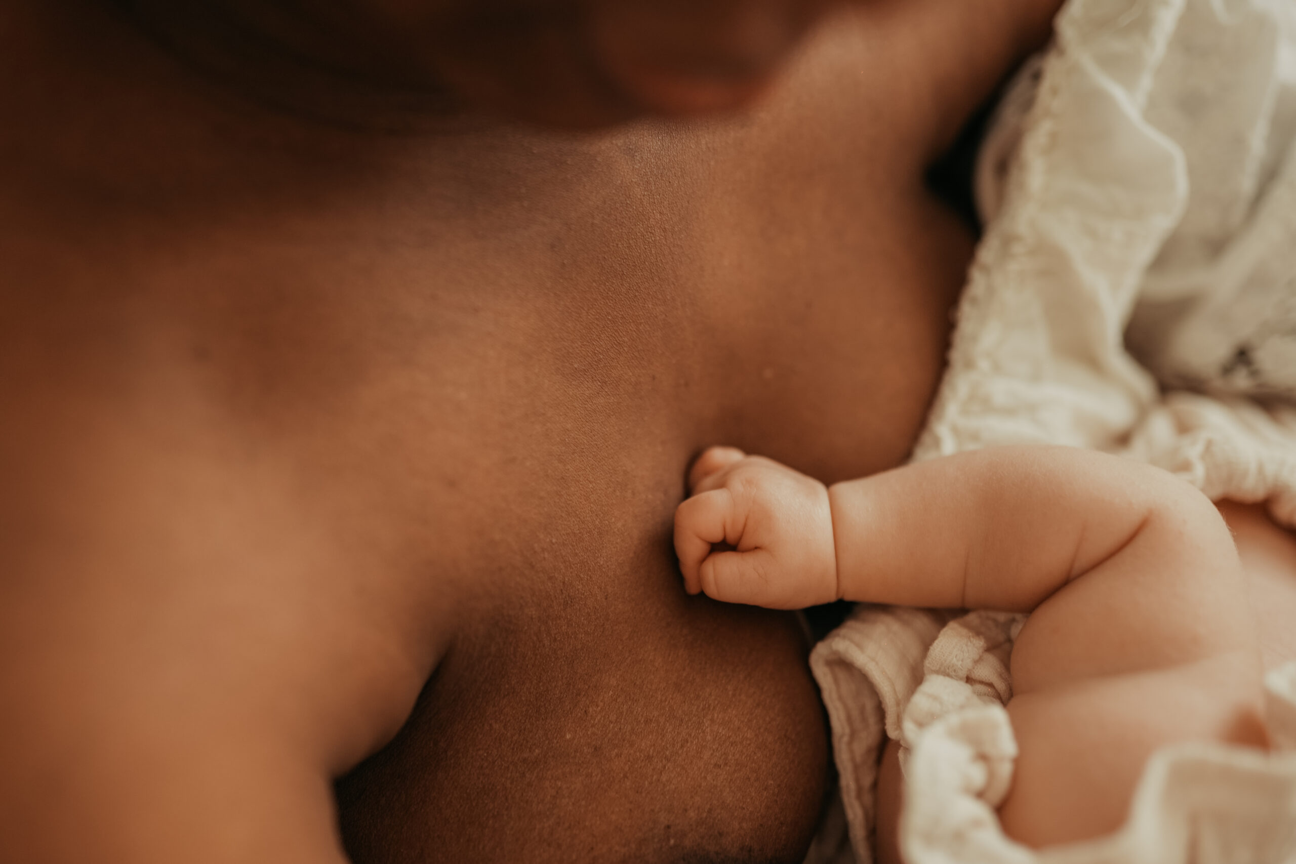 nouveau né dans les bras de maman